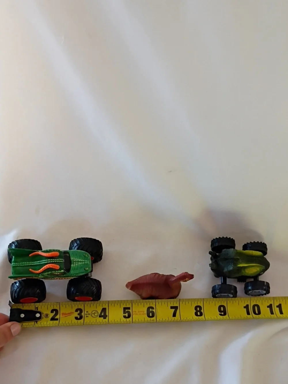 EUC Hot Wheels 2016 Monster Jam Dragon Diecast Metal 4x4 Truck And 2 Dino Cars